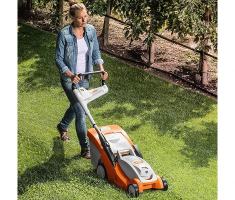 STIHL Cortacésped RMA 339 C Batería AK 20 y Cargador AL 101