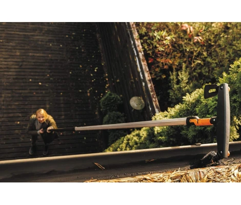Fiskars Limpiador De Canalones QuikFit Con Mango Telescópico L