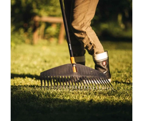 Fiskars Rastrillo De Hojas M Solid 25