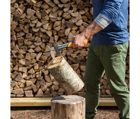 Fiskars Zapa Pequeño XA2 - 1003622